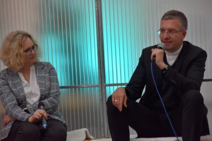 Bischof Gerber mit Moderatorin Kerstin Leitschuh