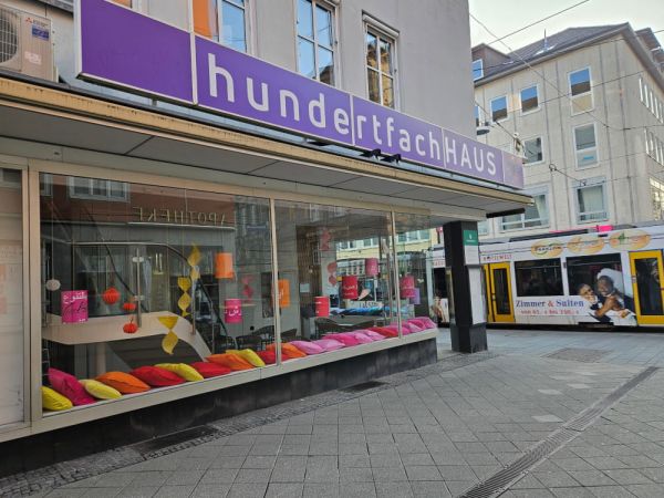 Schaufenster des hundertfachHAUSes in der Wilhelmsstraße. Foto: Stiftung Hundertfach