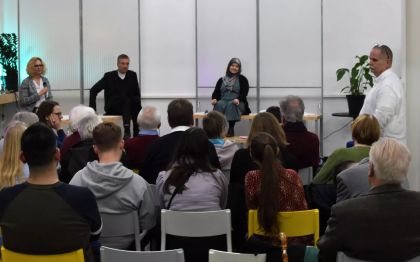Gespräch am 13. März 2023 in der Neuen Denkerei: Hacer Toprakoglu, Kassel, und Bischof Dr. Michael Gerber aus Fulda. Foto: Marcus Leitschuh